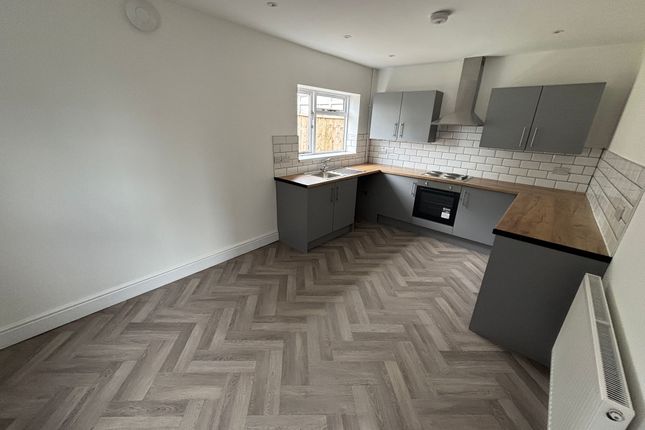 25 Brundall Oval, Stoke-On-Trent photo 4