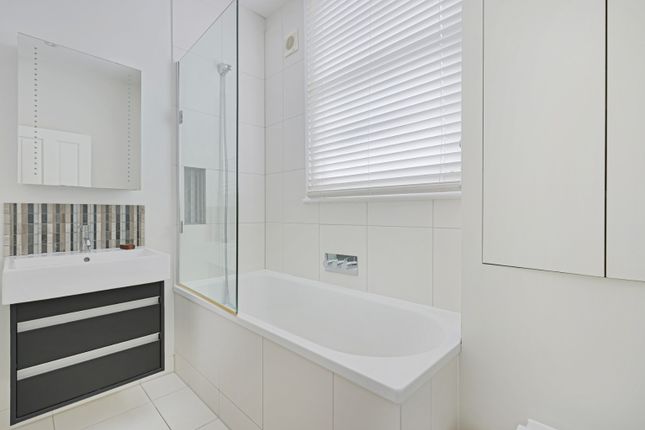 Flat to rent in Pond Square, London