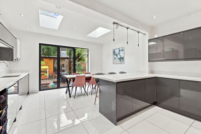 15 Tiller Road, London photo 2