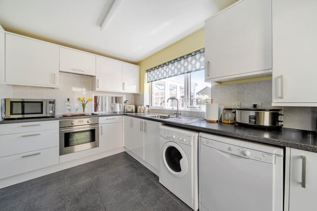 13, Lyndhurst Way, Chertsey photo 3