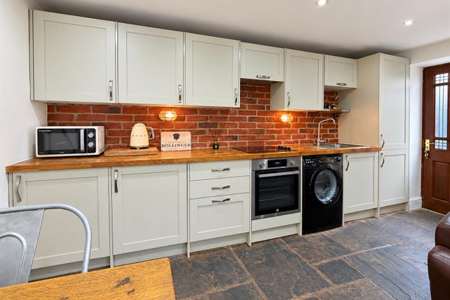 1b, Holme Farm Court, Leeds photo 2