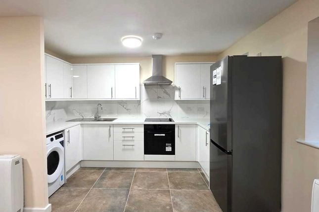 Springwood Crescent, Edgware photo 3