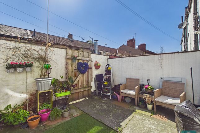 5, Bank Street, Lees photo 3