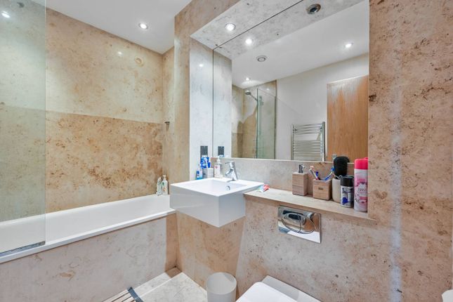 Flat for sale in Station Crescent, Greenwich, London