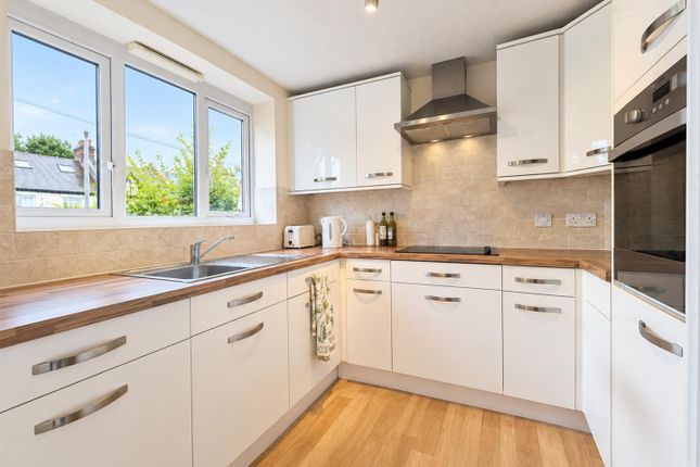 Flat 26 KING HENRY LODGE, 51 Hall Lane, London photo 4