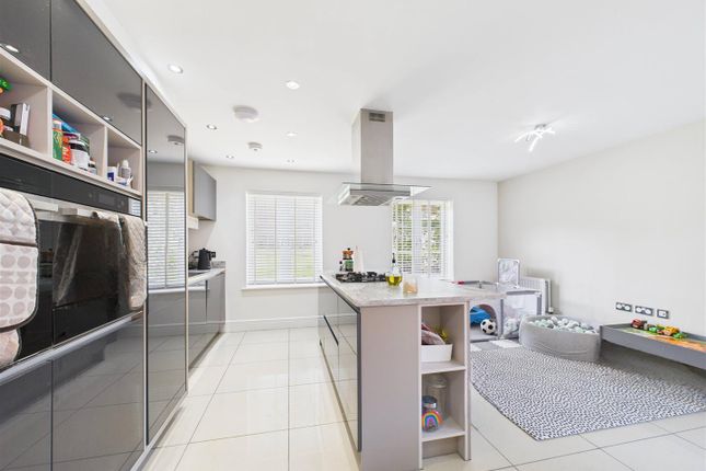 26, Canyon Meadow, Worksop photo 4