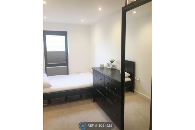 Flat, Eythorne Road Oval Quarter, London photo 5