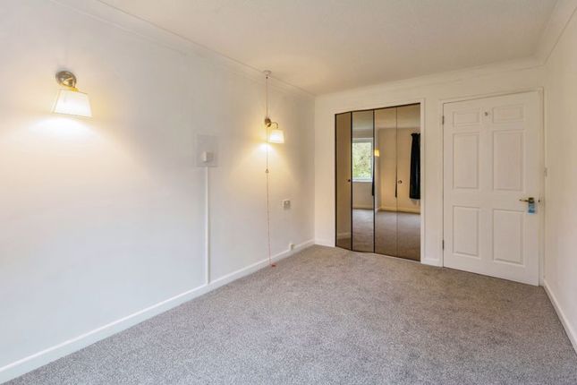 Flat for sale in Homewillow Close, Winchmore Hill