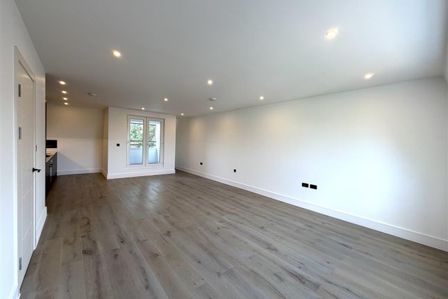Apartment 3 Crown Gate, Church Road, Claygate photo 3