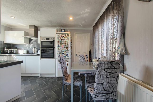 28, Devon Close, Sandhurst photo 2
