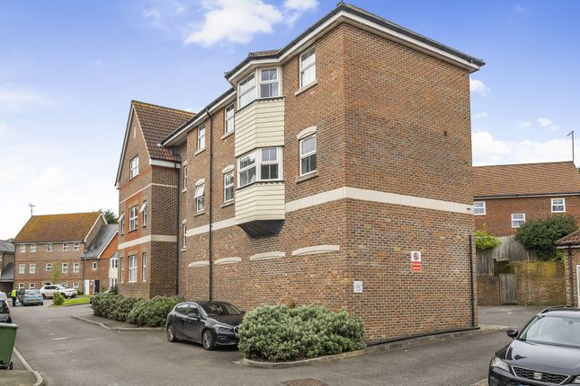 Thumbnail Flat for sale in Harwood Close, Codmore Hill
