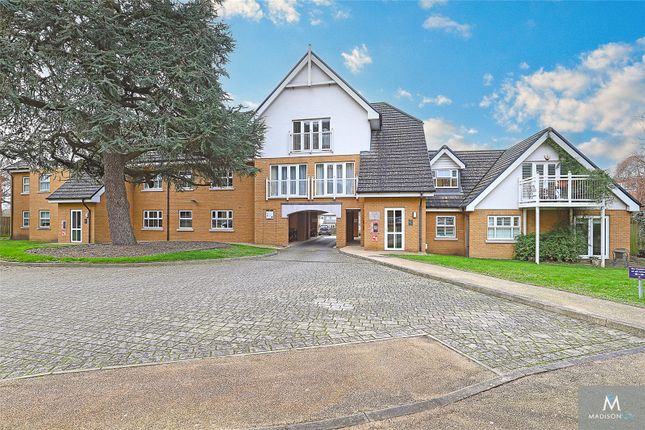 Flat for sale in High Road, Buckhurst Hill, Essex