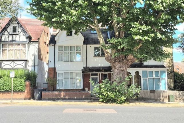 11 Warwick Avenue, Bedford photo 2