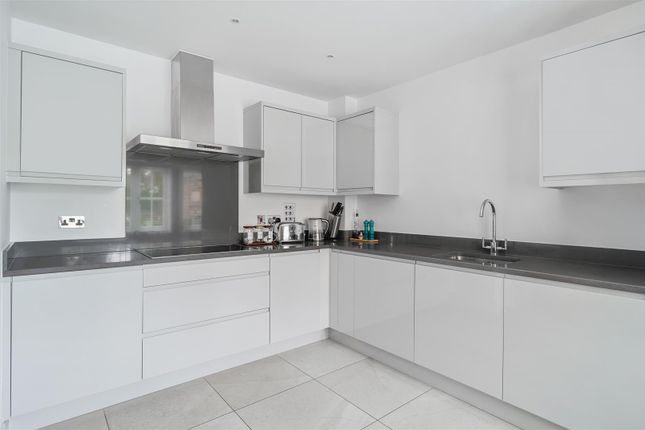8, White Lodge Close, Tadworth photo 4
