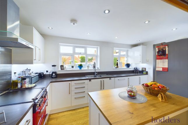 30, Thames Close, Chertsey photo 2