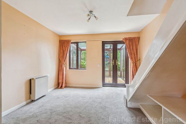 12 St. Martins Close, Watford photo 2
