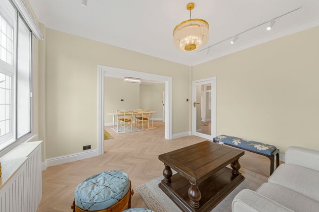 Flat 49,, Wellington Court, London photo 3