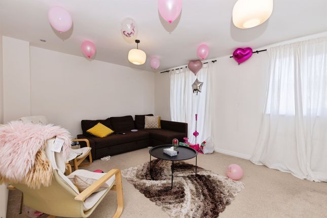 8, Hutton Close, Bradford photo 3