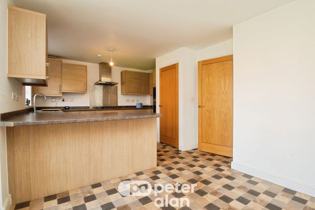 25, Cwrt Carver, Cwmbran photo 4
