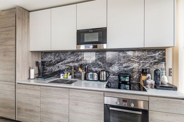 Flat to rent in The Lighterman, Pilot Walk, Lower Riverside, Greenwich Peninsula