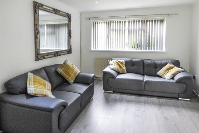 33, Hawkenbury, Harlow photo 2