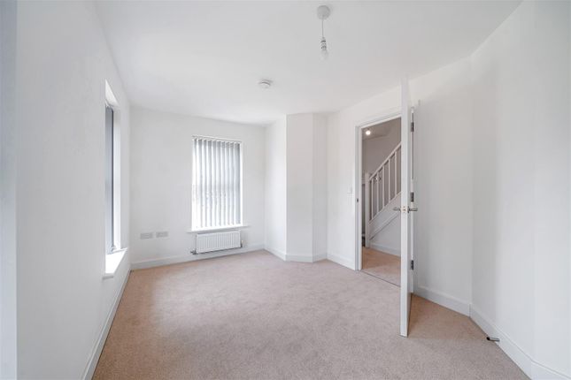 15, Iris Crescent, Leeds photo 4