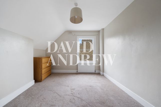 Flat to rent in Avenell Road, London