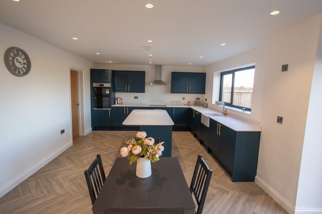 5 Falkland Court,, Watts Quarry Lane, Somerset photo 2