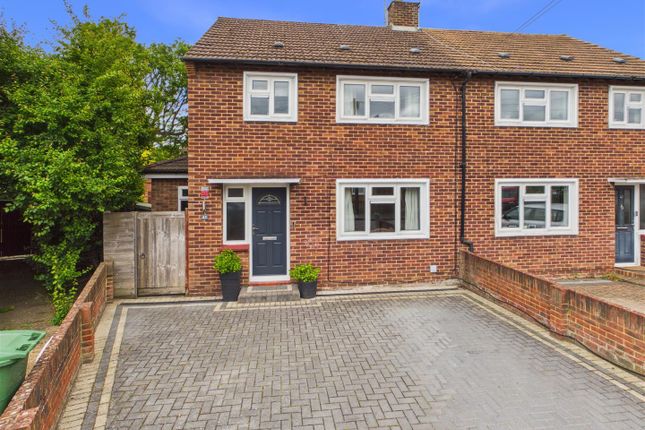 45, Hillary Crescent, Walton-On-Thames photo 2
