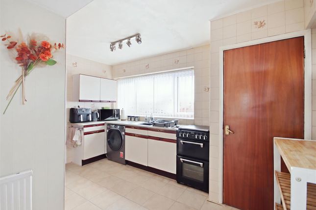 46, Cuttholme Road, Chesterfield photo 4
