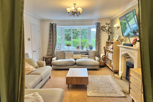 9, Gloucester Way, Glossop photo 4