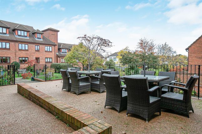 18, Regency Lodge, Buckhurst Hill photo 3