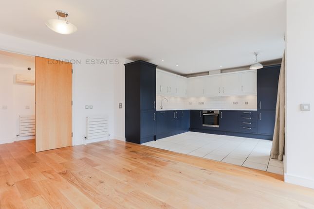Hunt Close, London photo 3