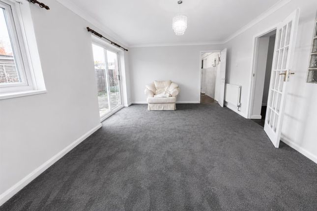 16A, Victoria Gardens, Hounslow photo 2