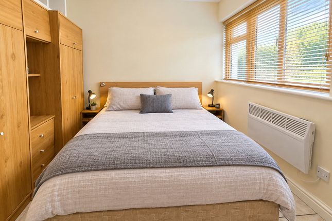 Highclere Court, Woking photo 5