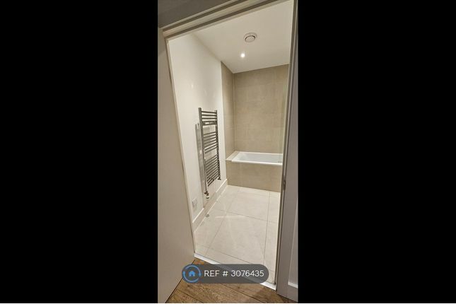 Flat  Vallans Court, Anderson Square Bow, London photo 5