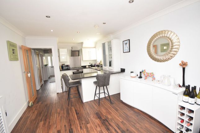 15, Beacon Close, Farnham photo 4