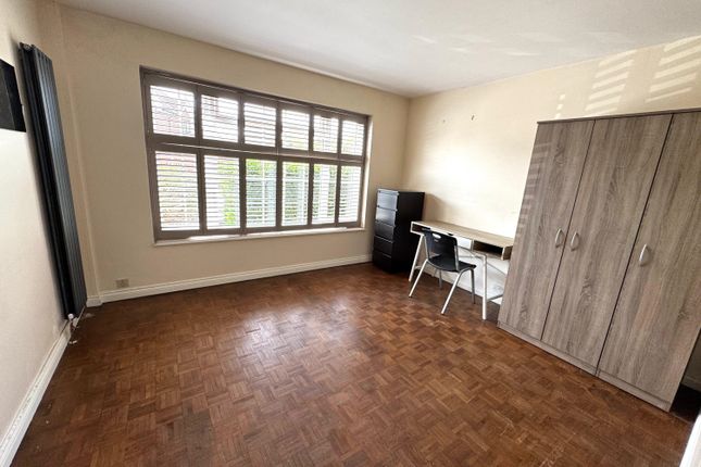 117, Spring Rise, Egham photo 4