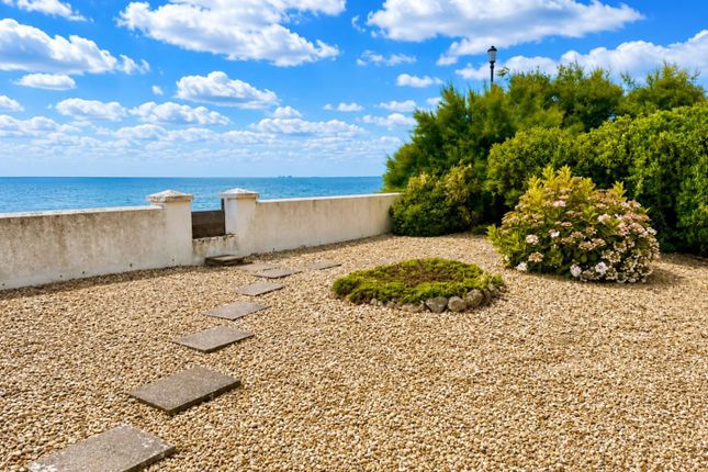 Flat 2 Commodore Court 58-60, Marine Parade, Hythe photo 2