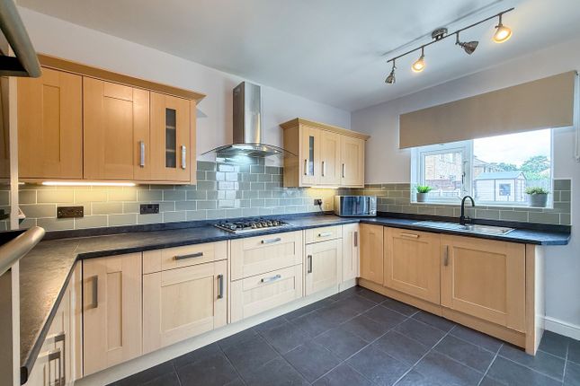 32, West Avenue, Holmfirth photo 3