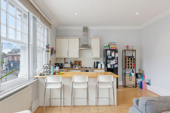 Flat First Floor A 209, Wandsworth High Street, Greater London photo 3