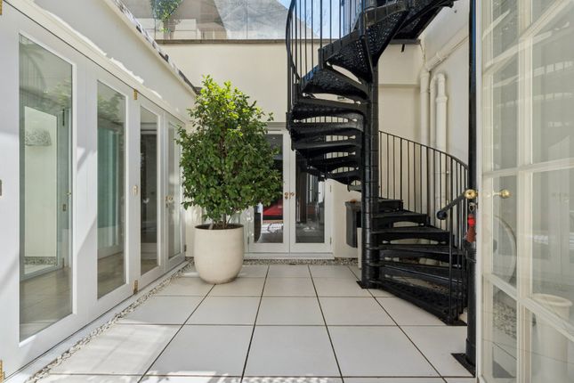 Apartment 2, 4, Connaught Place, London photo 3