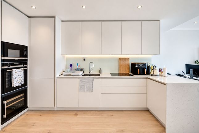 Apt 1911, Hampton Tower, London photo 4