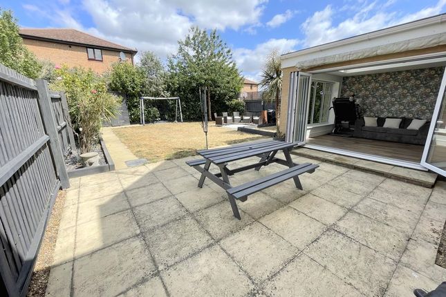 11, Red Barn Close, Colchester photo 2