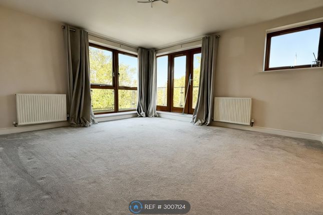 Flat, Finlay Court Commonwealth Drive, Crawley photo 2