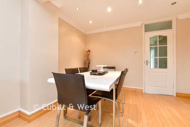 18, Harkness Close, Epsom photo 3
