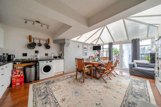 10, Clifton Close, Addlestone photo 4