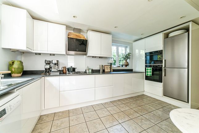 26, Otterbourne Walk, Hook photo 3