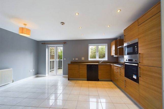 9, Kingsquarter, Maidenhead photo 2