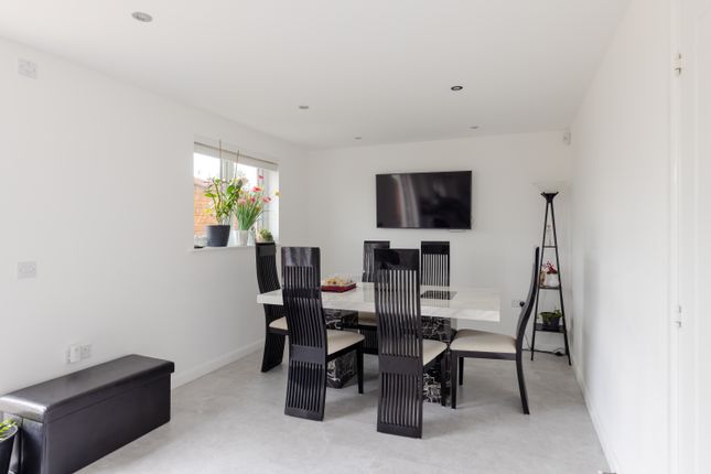 19, Blair Road, East Calder photo 4
